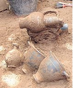 Un corredo di vasi nella tomba etrusca scoperta dall’Asa a Baratti